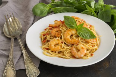 spagetti ve karides. İtalyan mutfağıtarzı
