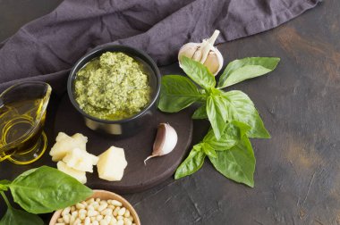 Geleneksel İtalyan pesto sosu. koyu arka planda.