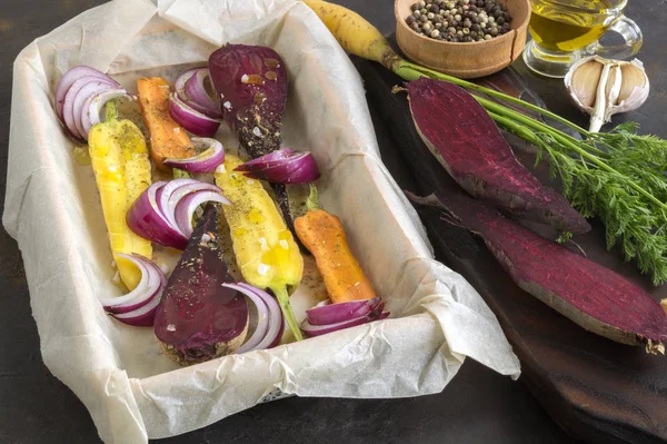 Verdure tritate per friggere. barbabietole e carote . — Foto Stock