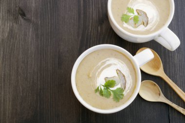 Koyu arkaplanda ev yapımı diyet mantar çorbası..