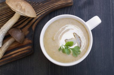 Koyu arkaplanda ev yapımı diyet mantar çorbası..