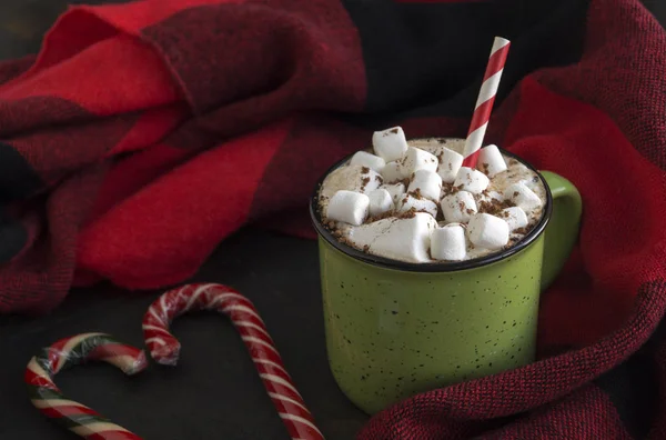 Heißer Kakao mit Eibisch in einer grünen Tasse — Stockfoto