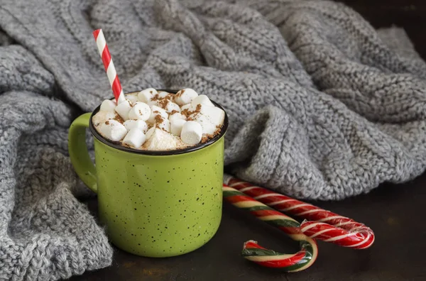 Heißer Kakao mit Eibisch in einer grünen Tasse — Stockfoto