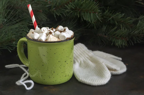 Горячий какао с зефиром в зеленой чашке — стоковое фото