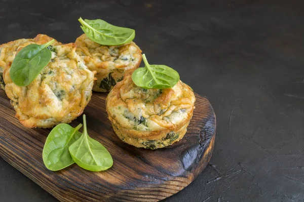 Ispanaklı ev yapımı peynirli kek. koyu arkaplanda.