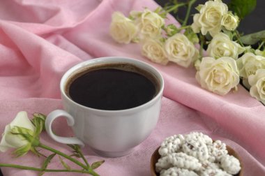 Sabah canlandırıcı beyaz bir fincanda kahve.