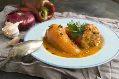 Domates soslu kıyma ile doldurulmuş biber.