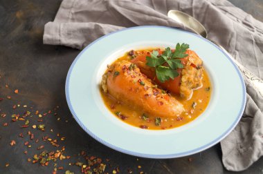 Domates soslu kıyma ile doldurulmuş biber.