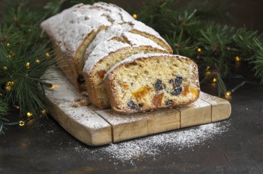 Noel için geleneksel meyveli pasta, kuru üzüm ve fındıklı. Ch ile
