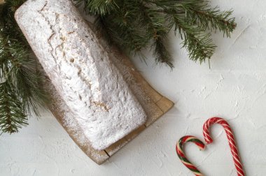 Noel için geleneksel meyveli pasta, kuru üzüm ve fındıklı. Ch ile