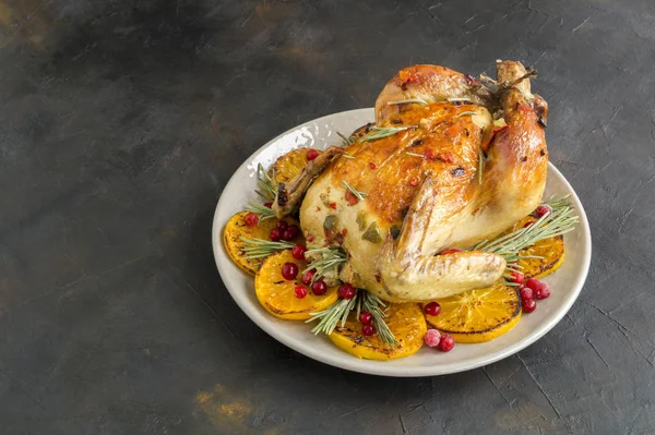 Frango assado no forno. prato festivo. — Fotografia de Stock