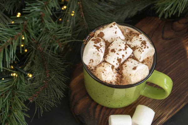 Heißer Kakao mit Eibisch in einer grünen Tasse — Stockfoto