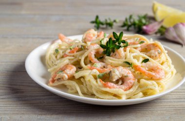 Krema soslu spagetti. geleneksel İtalyan mutfağı.