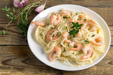 Krema soslu spagetti. geleneksel İtalyan mutfağı.