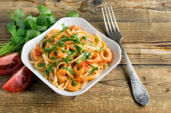 トマトソースにハーブとエビのスパゲティ 伝統的なイタリア料理 — ストック写真