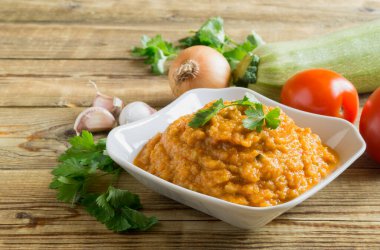 Ev yapımı sebze havyarı, kabak, havuç, domates ve soğandan yapılır..