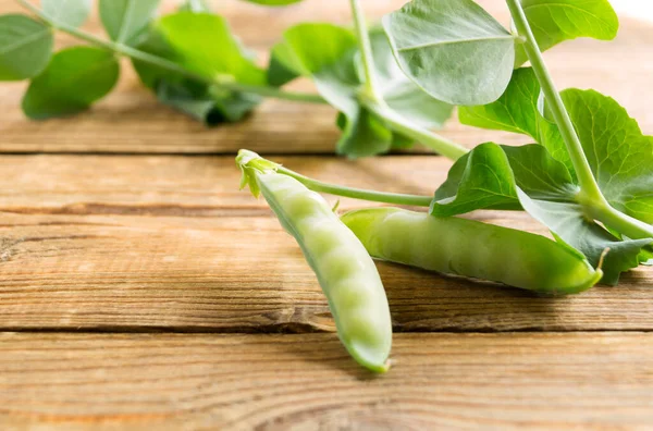 Vainas Guisantes Verdes Jóvenes Sobre Fondo Madera — Foto de Stock