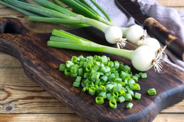 taze yeşil dilimlenmiş soğan. Tahta üzerinde.