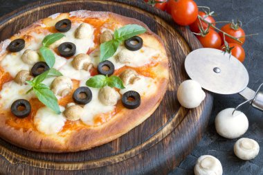 Geleneksel İtalyan yemeği, mantarlı lezzetli pizza..