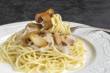 Krema soslu mantarlı spagetti. Karanlık sırtüstü