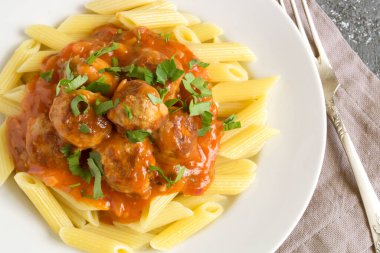 Köfte ve domates soslu makarna..