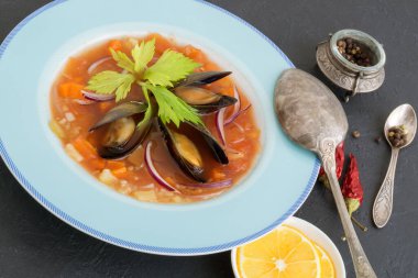 Deniz mahsullü sebze çorbası. Geleneksel Asya dili