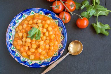Baharatlı sosta pişmiş Türk nohutu. Doğu yemeği.