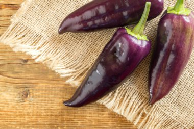 Bardakta taze biber. ahşap bir arka planda