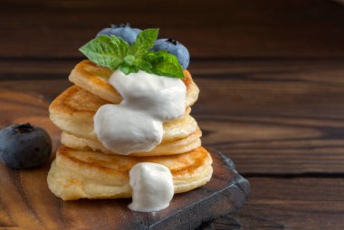 Süzme peynirli krep, kahvaltıda taze böğürtlenli şurup.