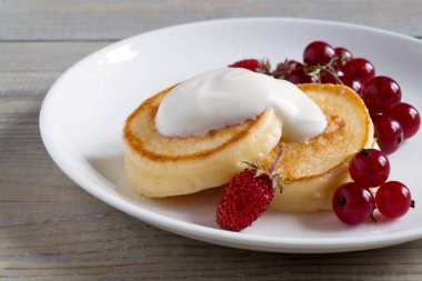 Süzme peynirli krep, kahvaltıda taze böğürtlenli şurup.