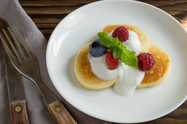 Panqueques Requesón Syrniki Con Bayas Frescas Para Desayuno — Foto de Stock