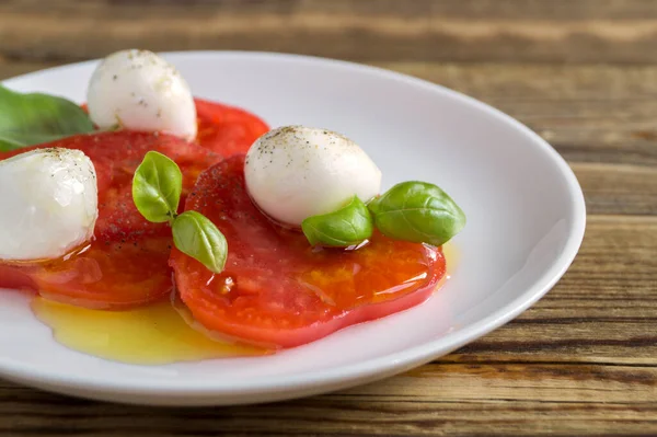 토마토와 모차렐라를 곁들인 샐러드 이탈리아 — 스톡 사진