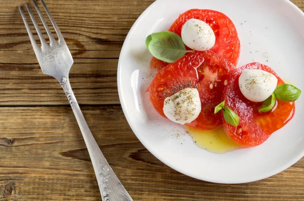 Caprese Salat Mit Reifen Tomaten Und Mozzarella Mit Frischen Basilikumblättern — Stockfoto