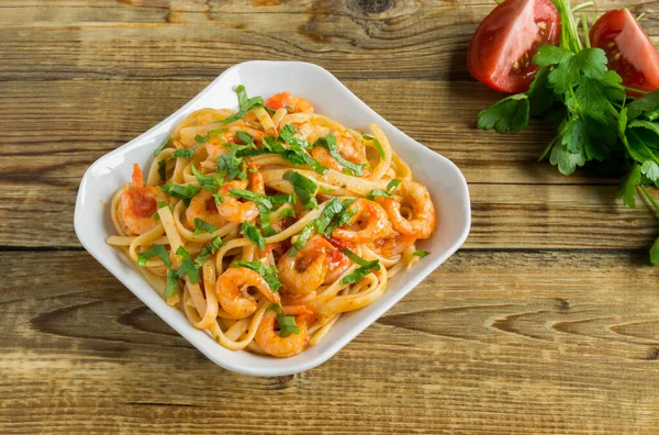 トマトソースにハーブとエビのスパゲティ 伝統的なイタリア料理 — ストック写真