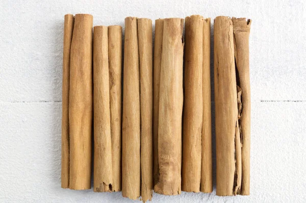 Beyaz arka planda Seylan tarçın kokulu çubukları.