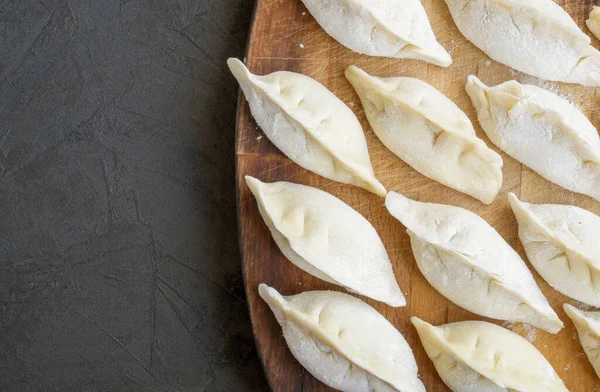 Modellierung Von Hausgemachten Fleischknödeln Zutaten Zum Kochen Von Knödeln — Stockfoto