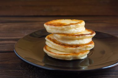 Siyah tabakta süzme peynirli krep.