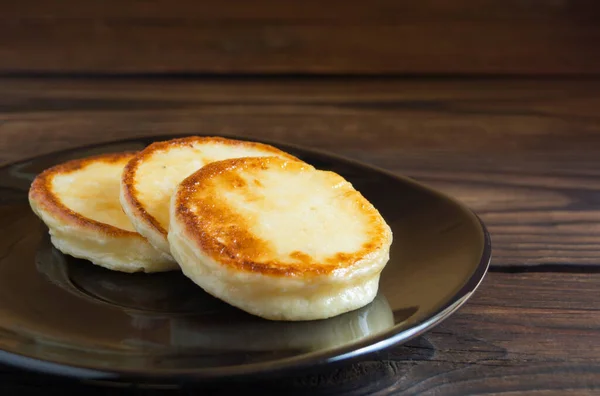 Färskost Pannkakor Svart Plat — Stockfoto