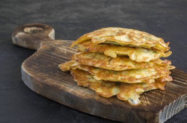 Vejetaryen sağlıklı kabaklı krep, otlu ve ekşi kremalı.