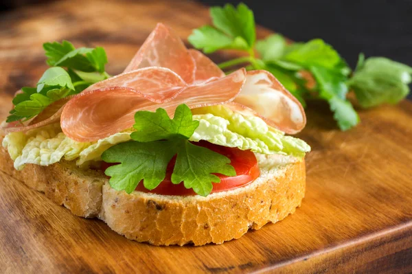 Sandwich Prosciutto Panino Aperto Con Fette Prosciutto Pane Integrale — Foto Stock