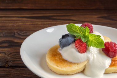 Süzme peynirli krep, kahvaltıda taze böğürtlenli şurup.