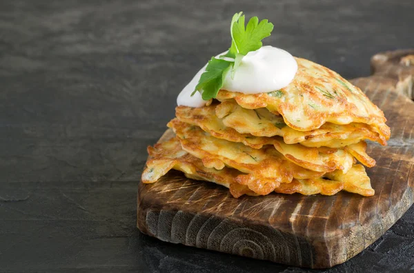 Vegetariska Friska Zucchini Pannkakor Med Örter Och Gräddfil — Stockfoto