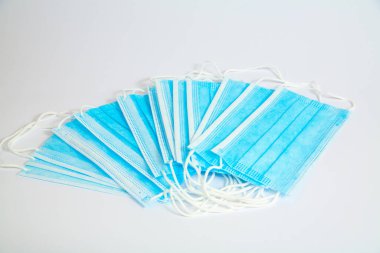 Doktor maskesi ve Corona virüsü koruması beyaz bir arka planda izole edilmiş, covid-19, kırpma yolu ile...