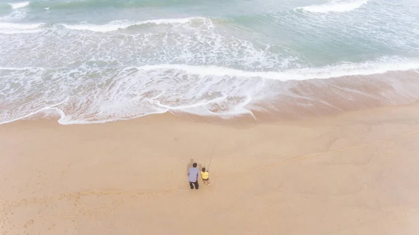 Antenowe Ojca Syna Wędkowanie Ocean Surf Tropical Beach Południowej Tajlandii — Zdjęcie stockowe