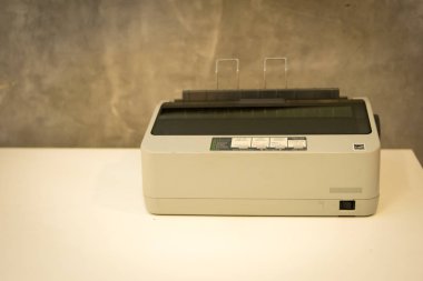 office odadaki nokta vuruşlu yazıcı vintage