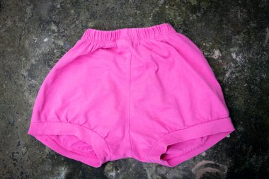 Pembe Bebek Pantolon Siyah arka plan üzerine