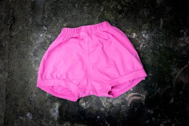 Pembe Bebek Pantolon Siyah arka plan üzerine