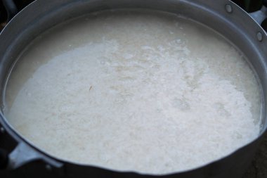 Pirinç kase temiz su ile yıkama