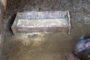 çiftlikte domuz yem rafları yakın