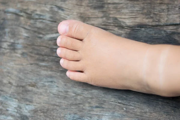 Close Baby Feet Wooden Background — Stock Photo, Image